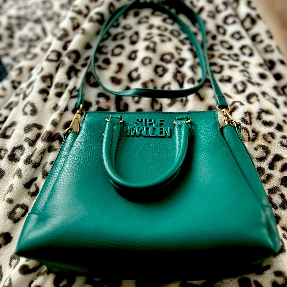 Steve Madden crossbody purse green color. Gently used, excellent condition!